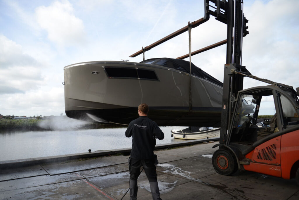 Onderwaterschip van een boot wordt afgespoten