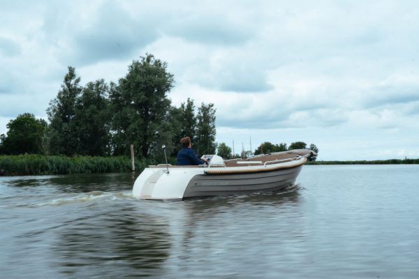 Lifestyle 570 Tender - achterkant op afstand