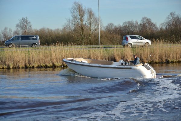 Primeur 700 Tender - zijkant snelvarend