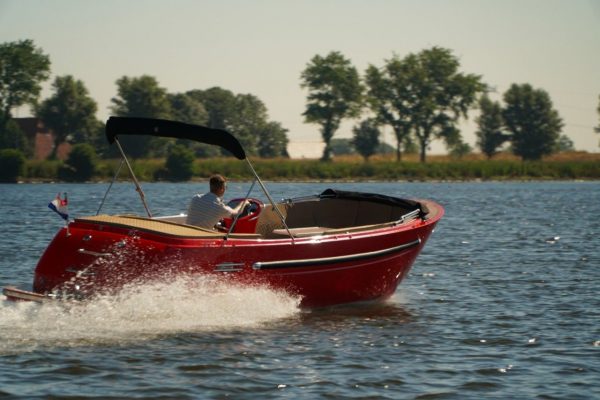 Primeur 710 Tender - zijkant snelvarend