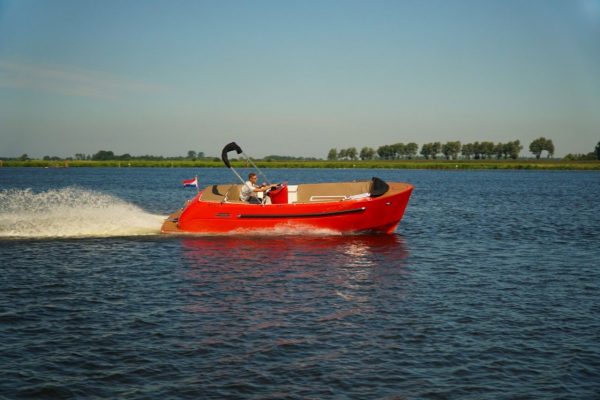 Primeur 710 Tender - zijkant snelvarend