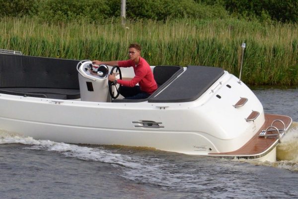 Primeur 710 Tender - zijkant snelvarend