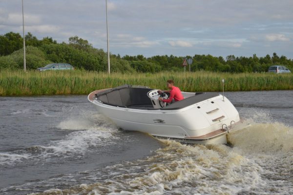 Primeur 710 Tender - zijkant snelvarend